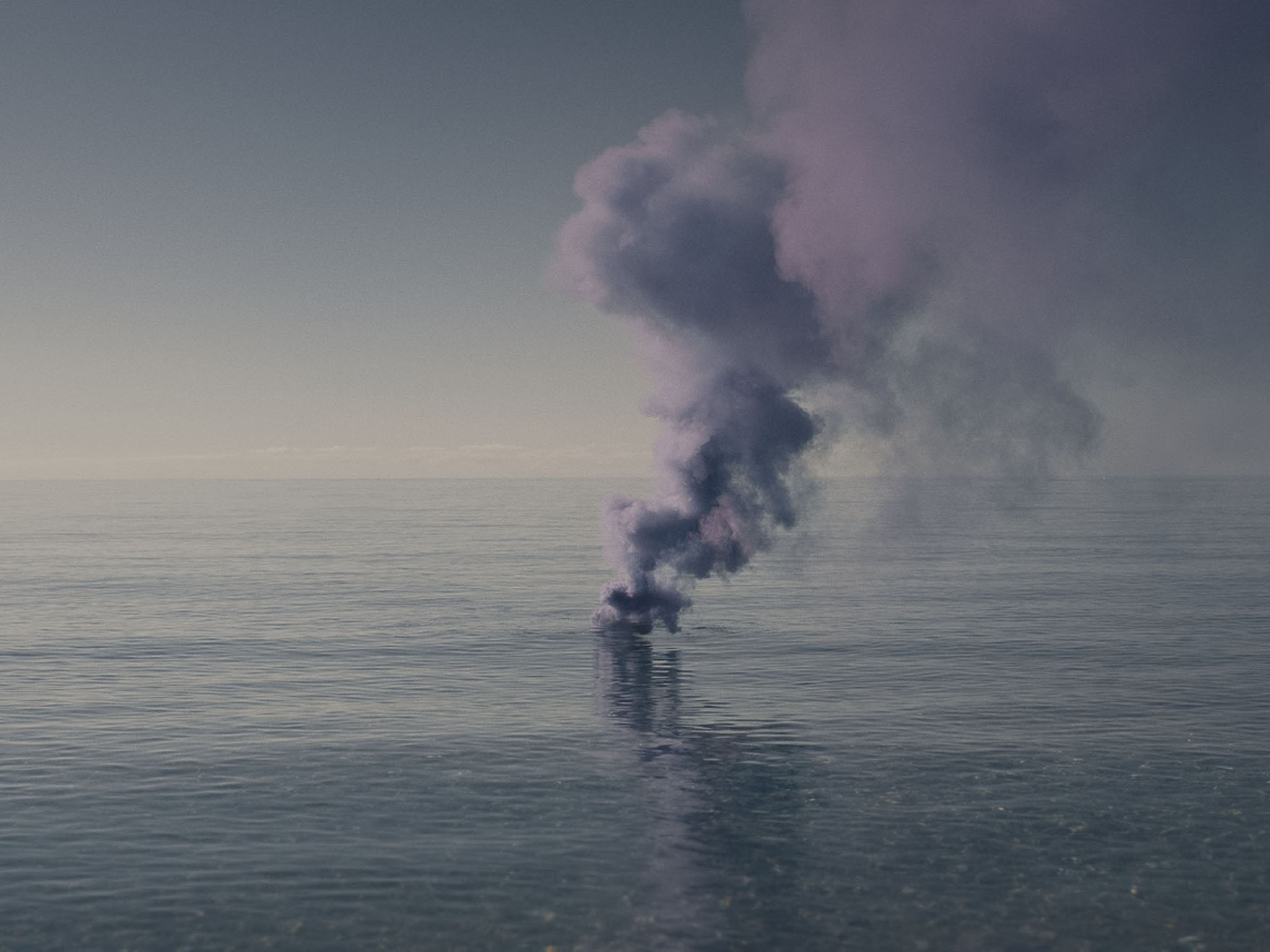 Un nuage violet s’élève au-dessus de la mer dans She Flickered In and Out of History d’Elisa Giardina Papa, 2026.