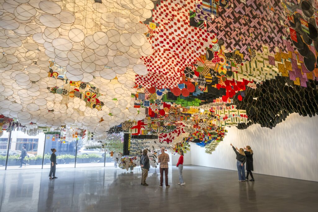 Nuage de cerfs-volants en papier suspendus dans la galerie du SFMOMA.