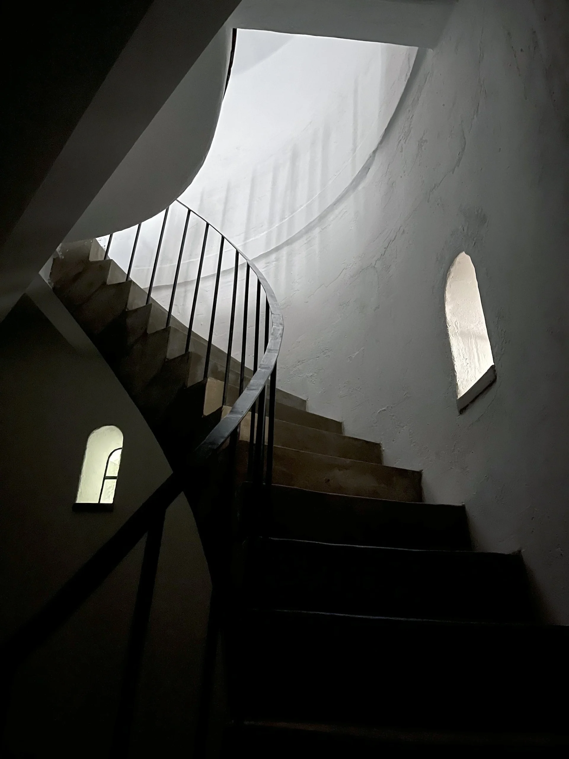 Lenka Clayton et Phillip Andrew Lewis — Darkhouse Lighthouse, phare construit dans une maison / lighthouse built inside a house.