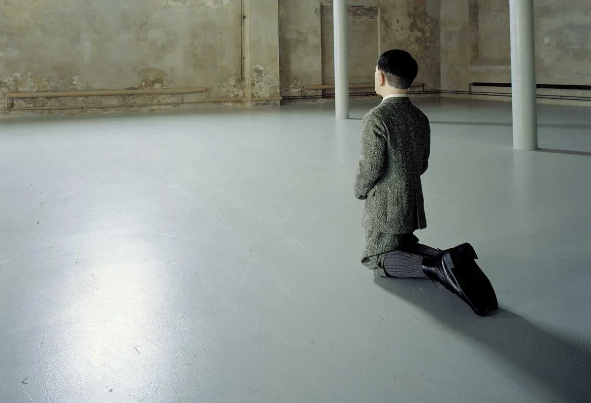 Maurizio Cattelan, Him (2001), figure agenouillée vue de dos.