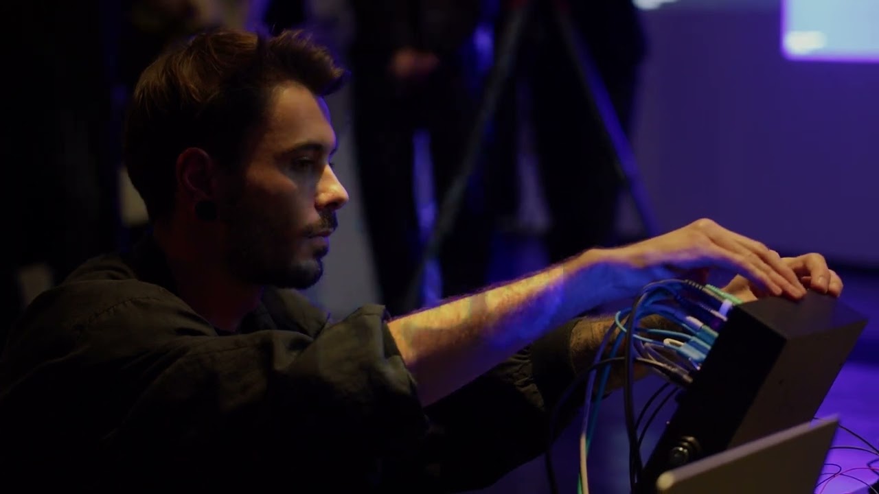 Nik Wallbaum utilisant un téléviseur cathodique détourné dans la performance-installation Lissajous