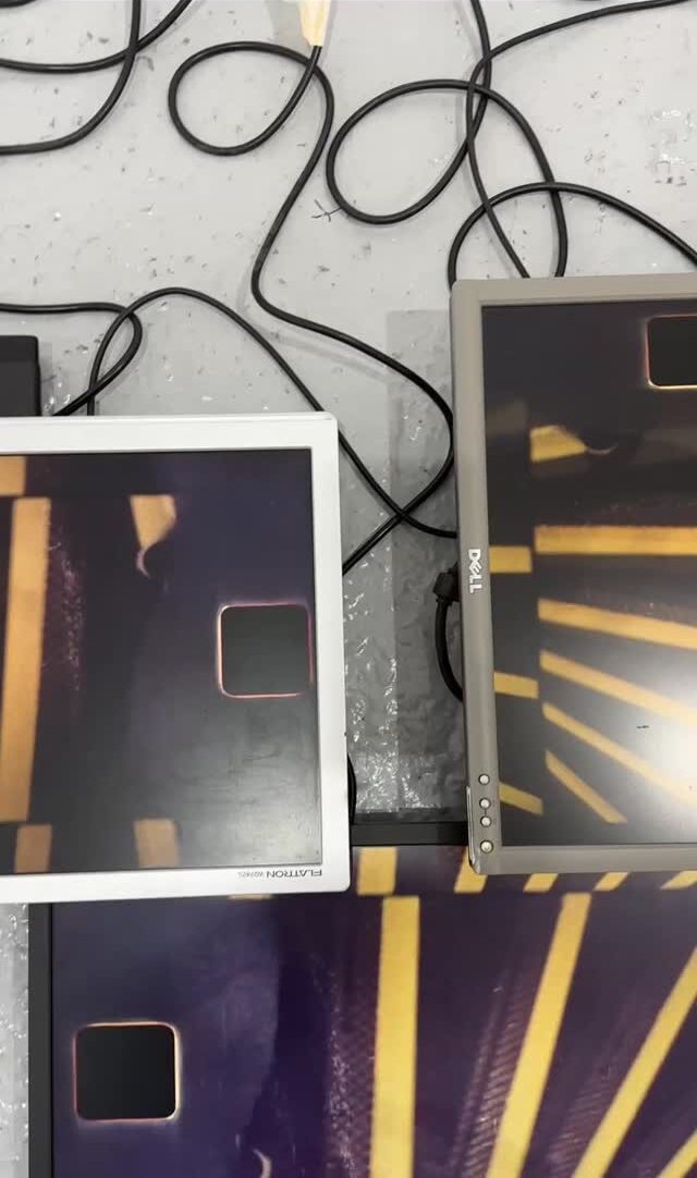 Écrans et câbles de l’installation vidéo Over-Exposed.