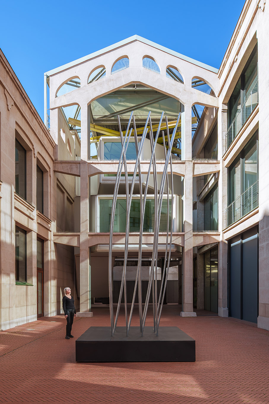 Sculpture composée de lattes verticales dans la cour de la Serrería Belga.