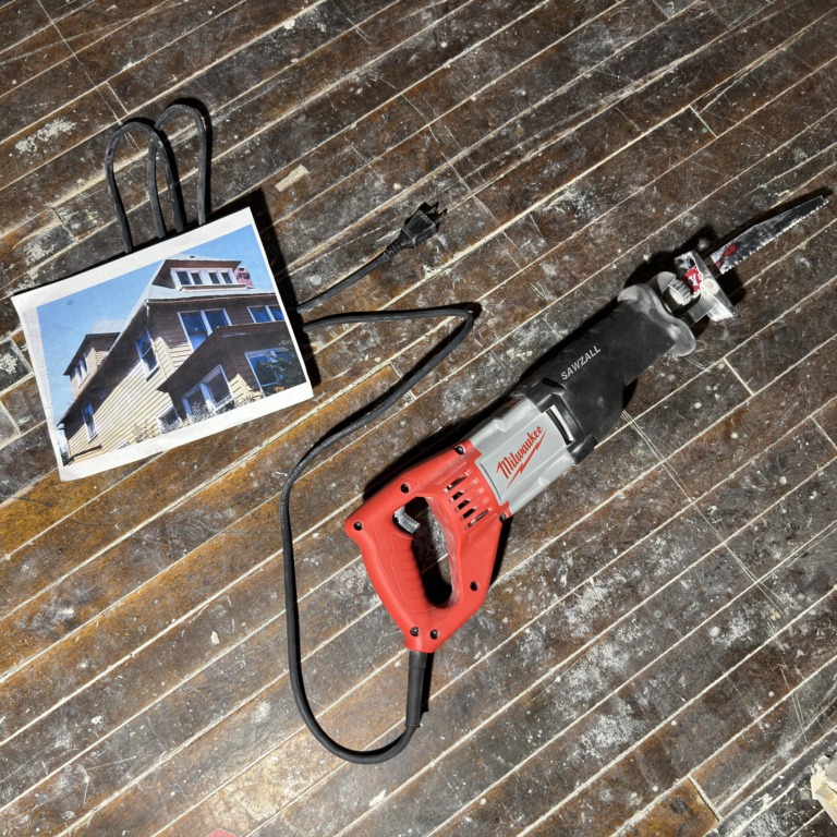 Une scie électrique, des outils et des tirages architecturaux posés sur le plancher pour Untitled Demolition d’Amanda Ross-Ho