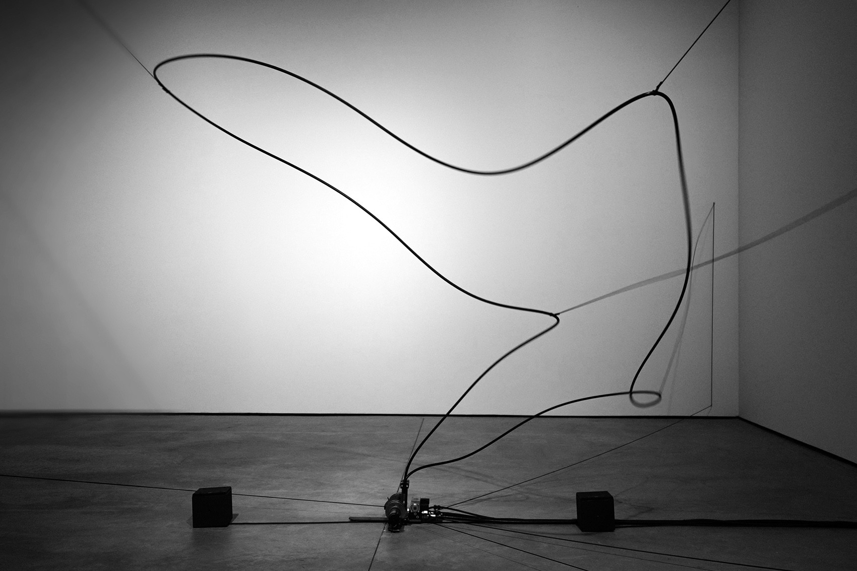Tuyau suspendu constituant l’installation sonore The Ghoul.