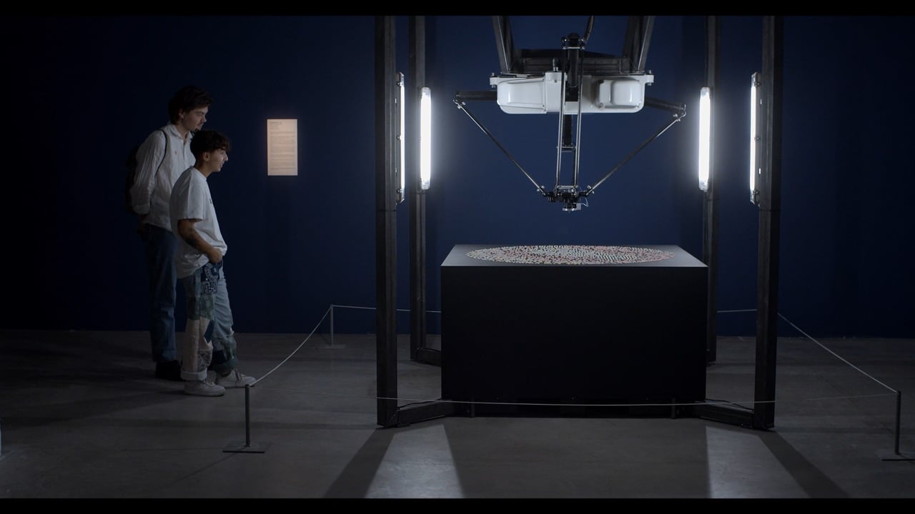 Robot industriel installé au-dessus d’une surface de travail.