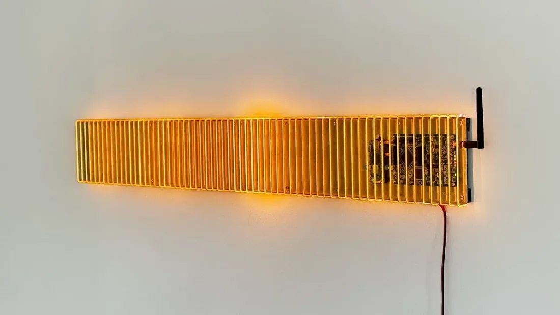 Filaments lumineux de Spectrum Slit sur un mur / Spectrum Slit's luminous filaments mounted on a wall.