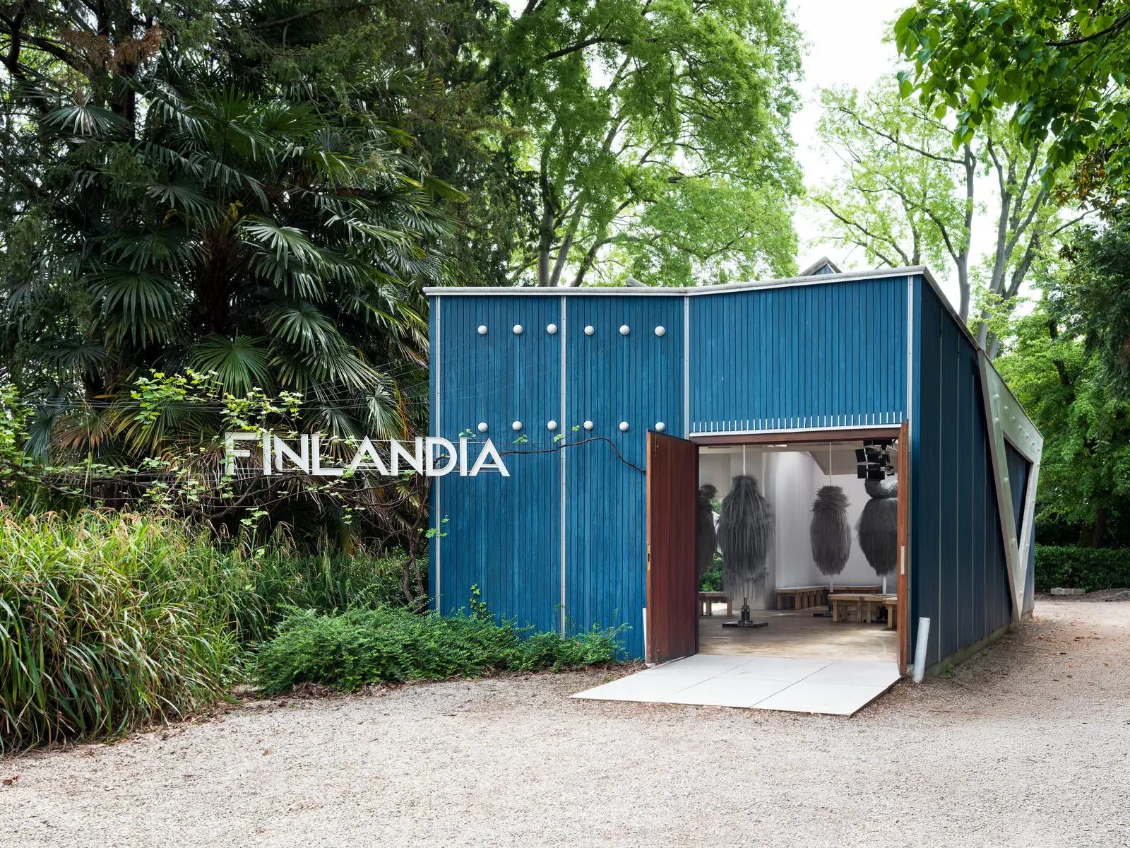 Vue de l’installation Aeolian Suite de Jenna Sutela au Pavillon de la Finlande, Biennale de Venise 2026.