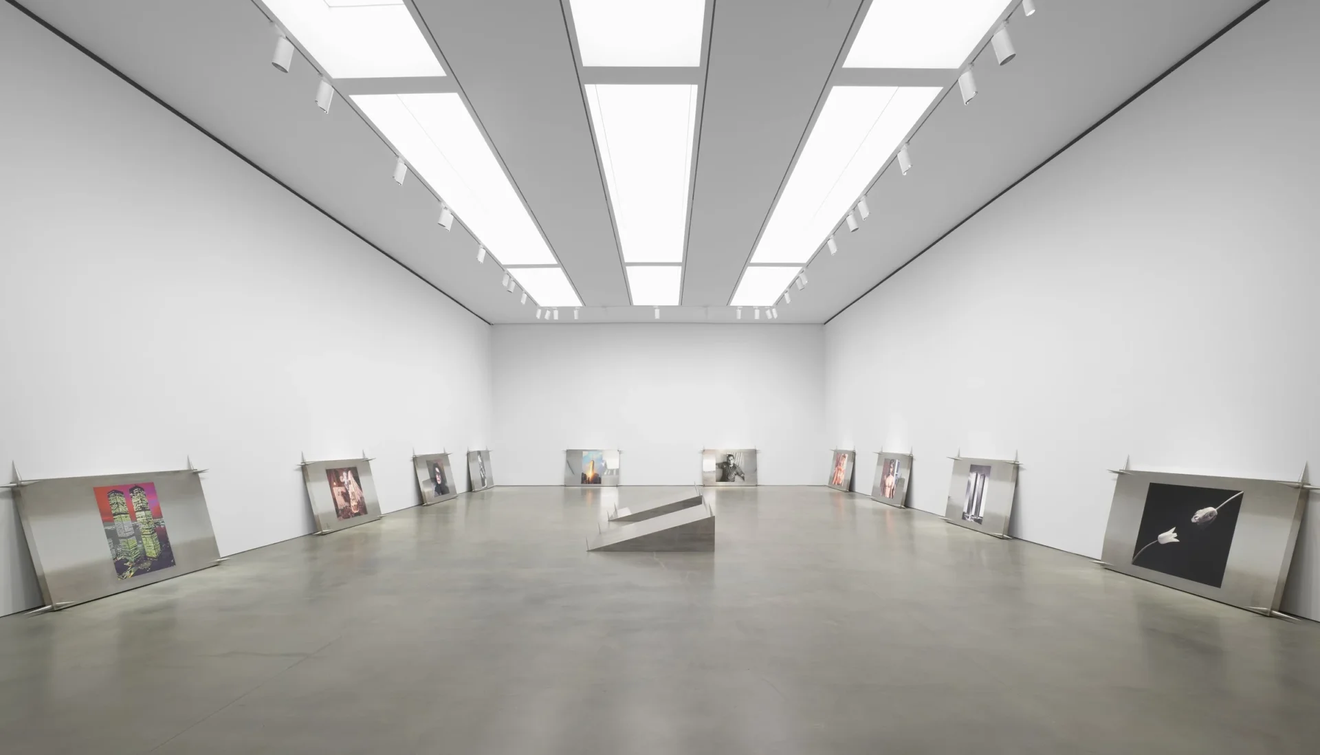Sculptures d’aluminium à pointes de Jordan Wolfson, portant des images et disposées au sol et contre les murs de Gagosian.