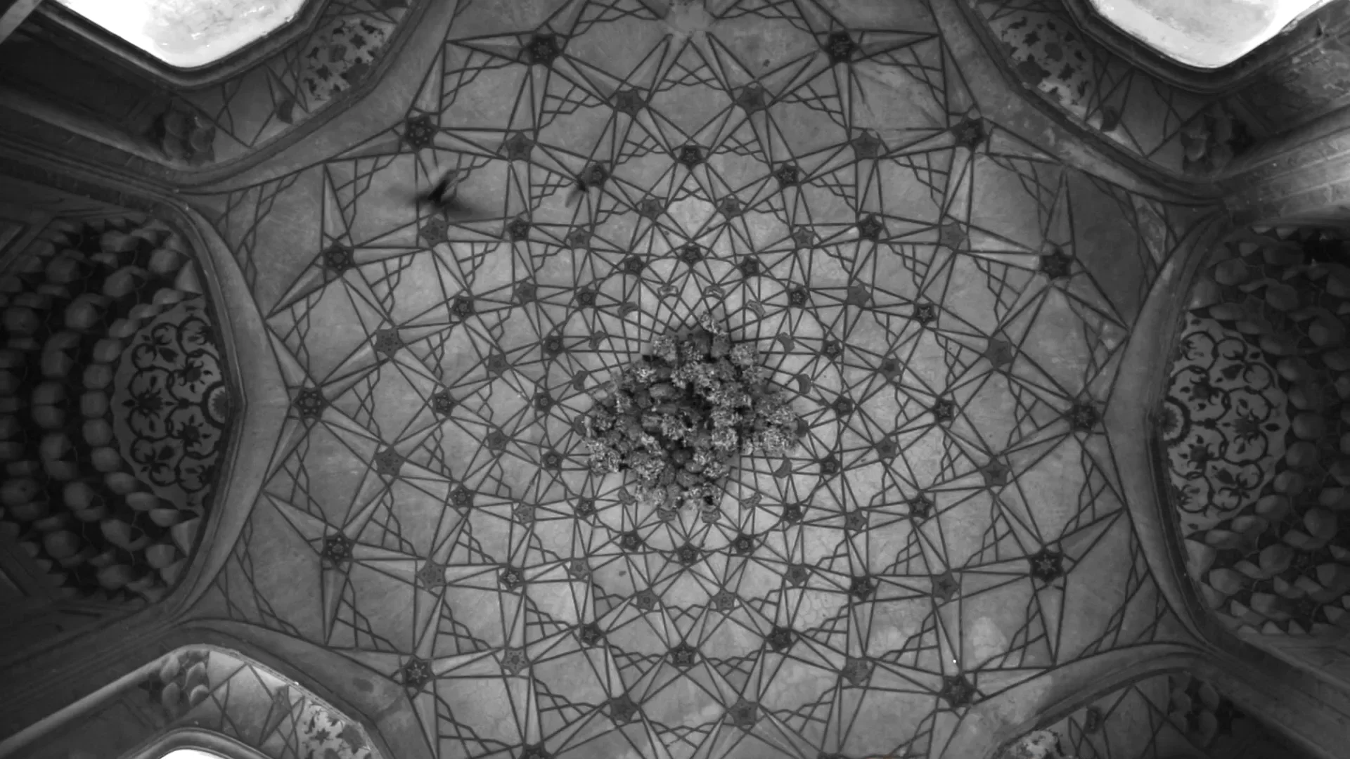 Vue en noir et blanc d’une voûte à motifs géométriques dans le film de Mohsin Shafi.